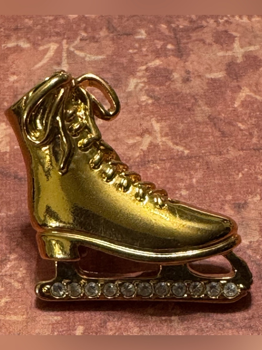 VINTAGE AVON ICE SKATE BROOCH